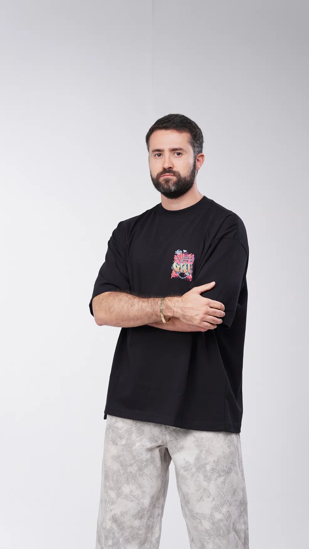 Primeiro modelo da GRIT usando camiseta preta no ensaio real