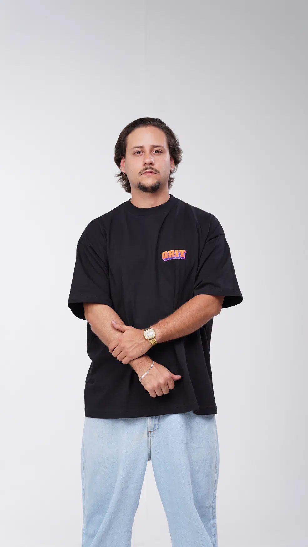 Segundo modelo da GRIT usando camiseta preta no ensaio real