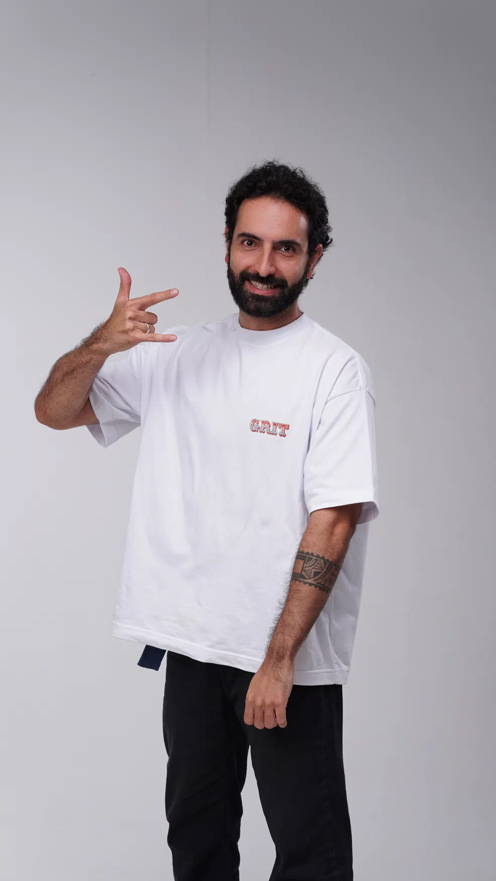Terceiro modelo da GRIT usando camiseta branca no ensaio real