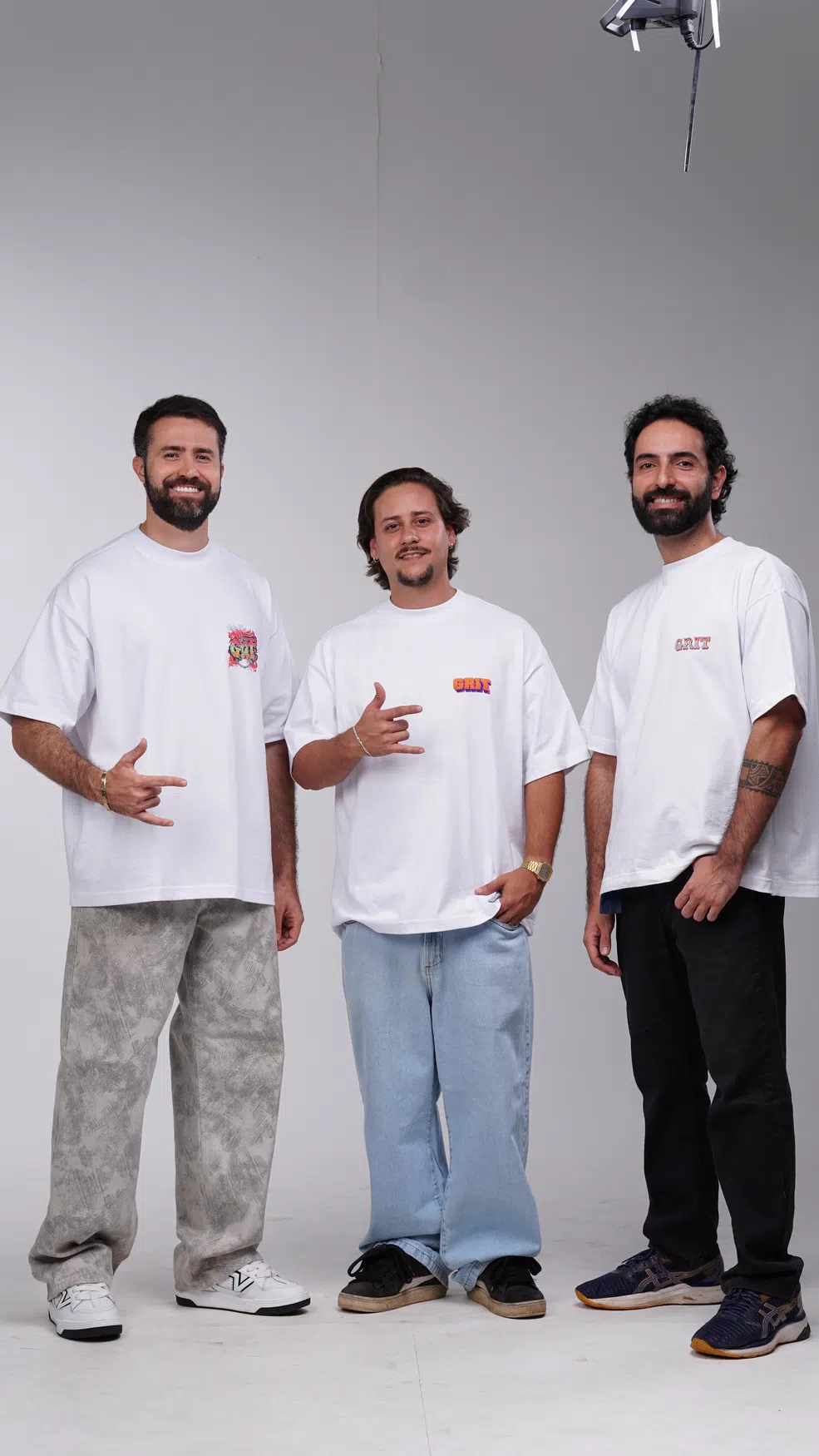 Os três modelos da GRIT juntos vestindo camisetas brancas da coleção Street Vision